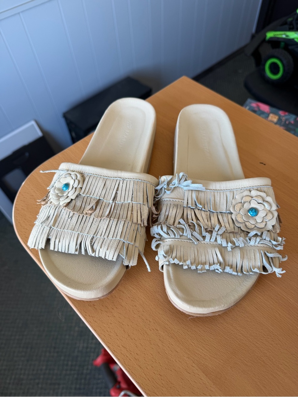 Manitobah Mukluks Wasaga Fringe Slide Sandals
